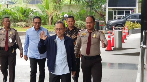 Ketua Umum PAN Zulkifli Hasan saat tiba di Gedung KPK, Jakarta, Jumat (14/2/2020). Foto: iNews.id