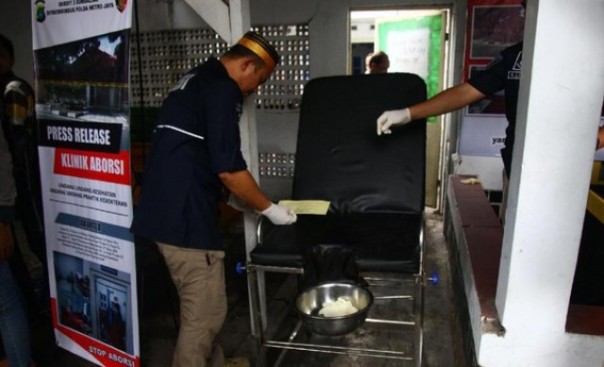 Petugas melakukan olah TKP di klinik aborsi ilegal di Jakarta. Foto: int