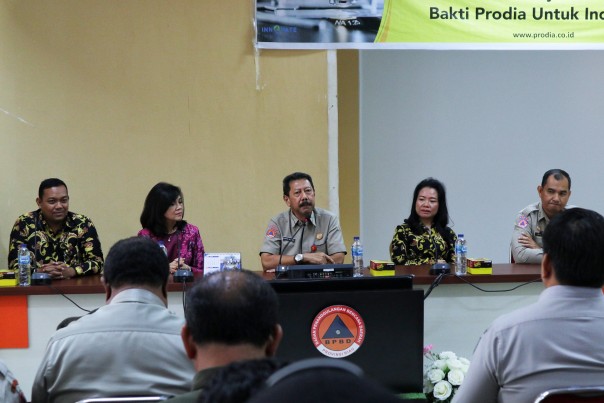 Kepala Pelaksana BPBD Provinsi Riau Edwar Sanger bersama Direktur Utama Prodia Dewi Muliaty di aula Kantor BPBD Riau, Selasa, (18/2/2020).