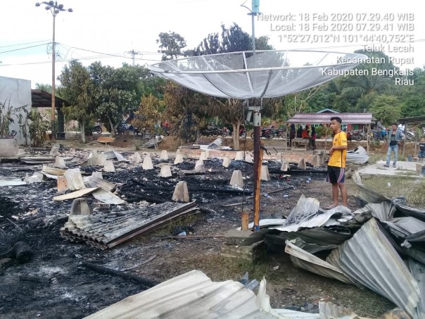 Sebuah rumah panggung yang terbuat dari papan, di Desa Teluk Lecah RT02/RW01 dusun Lecah Sari ludes terbakar (foto/Hari)