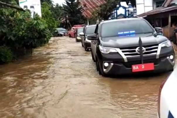 Salah kawasan yang dilanda banjir di Solok, saat dikunjungi Wagub Sumbar Nasrul Abit. Foto: int 