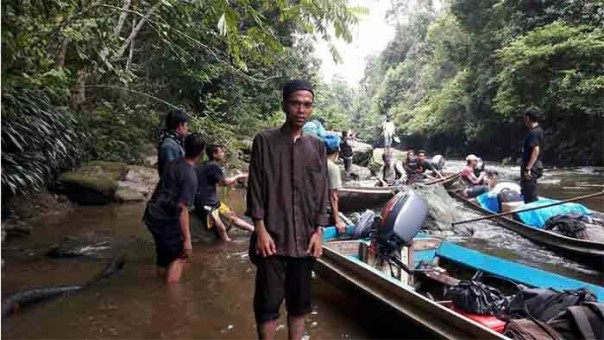 UAS saat menyusuri sungai menuju masyarakat Talang Mamak beberapa waktu lalu (foto/int)