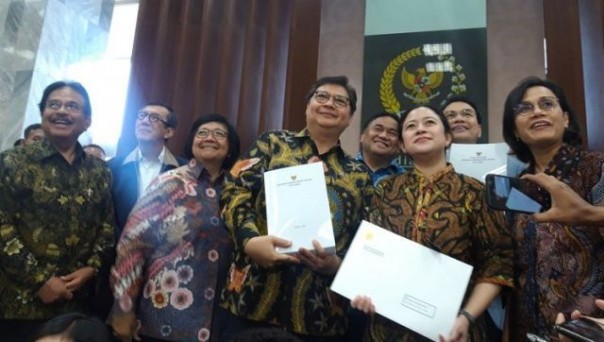 Sejumlah menteri Kabinet Indonesia Maju menyerahkan draf UU Omnibus Law ke DPR. Hingga saat ini rancangan UU tersebut masih terus menuai kontra dari beberapa kalangan. Foto: int 