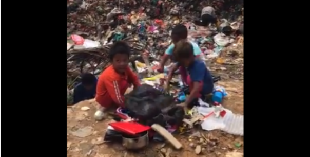 Tiga bocah yang terpantau tengah mencari mainan di tempat penampungan sampah di Pahang. Foto: int 