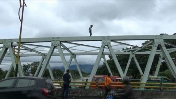 Viral seorang pemuda di Kota Padang gagal bunuh diri meloncat dari Jembatan Andalas gara-gara dibujuk pakai rokok dan uang Rp50 ribu (foto/int)