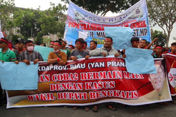Seribuan masyarakat Bengkalis melakukan aksi unjuk rasa menuntut agar Polda Riau segera menangkap Wabup Bengkalis Muhammad