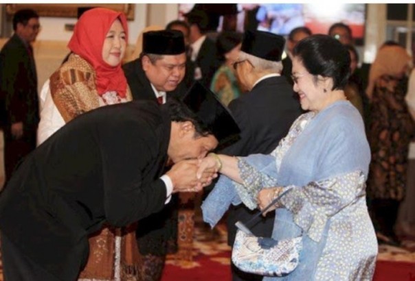 Foto Kepala BPIP Prof. Yudian Mencium Tangan Mengawati Sampai Membungkuk