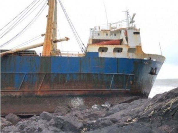 MV Alta yang terdampar di pantai Irlandia, setelah sekian lama mengarungi lautan tanpa ada satu awak pun. Foto: int 