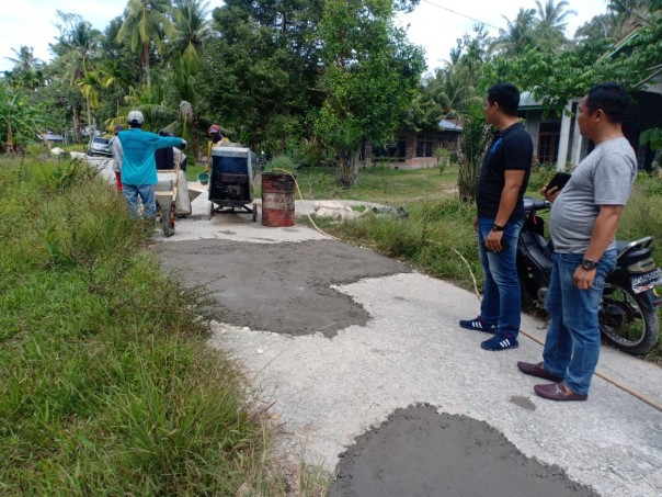 Jalan Desa Bantan Tengah penghubung ke Desa Ulu Pulau diperbaiki (foto/Hari)