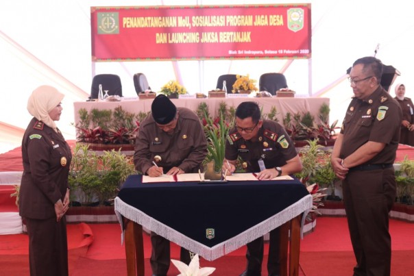 Pemerintah Kabupaten Siak dan Kejaksaan Negeri Siak menandatangani nota kesepahaman (foto/lin)