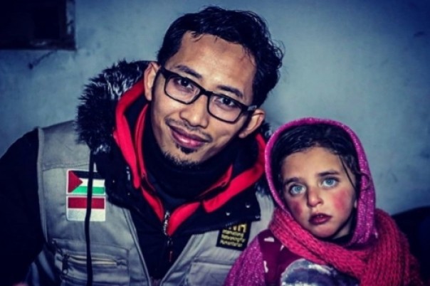 Aktivis kemanusiaan asal Indonesia Husein berjumpa anak Gaza Palestina bermata biru seperti mata orang eropa (foto/int)