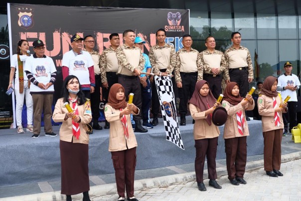 Kapolda Riau Irjen Pol Agung Setya Imam Effendi melepas seribuan peserta lomba Fun Run di Dumai