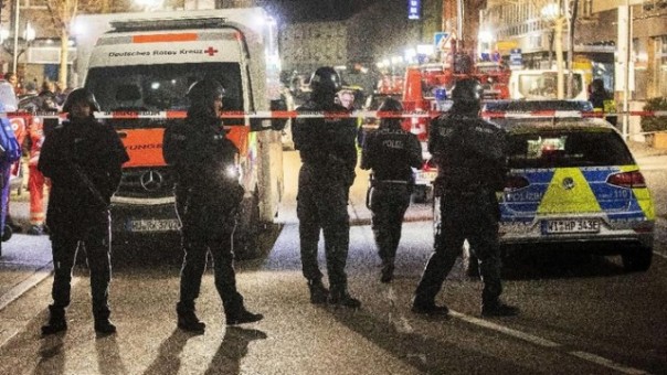 Peugas Kepolisian Jerman berjaga-jaga di salah bar tempat terjadinya aksi penembakan brutal di Kota Frankfurt. Foto: int 