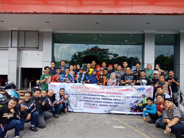 Lilik Gunawan dan biker lainnya saat berkunjung ke PT Alfa Scorpii Pekanbaru (Foto: Istimewa)