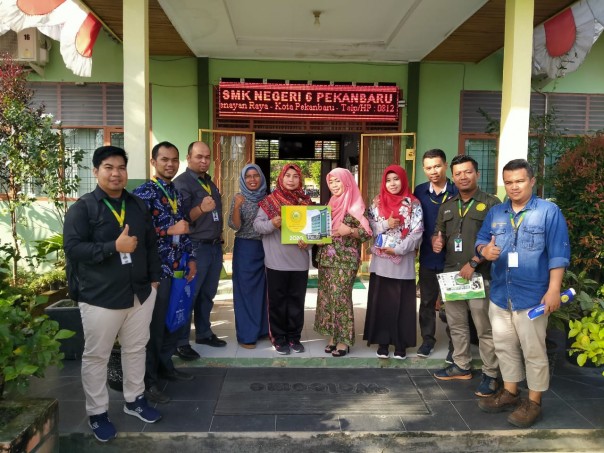 Ketua Promosi Fakultas Ilmu Komunikasi UMRI, Asrinda Amalia dan tim saat melakukan road show ke sekolah yang ada di Pekanbaru.