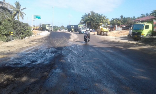 Pengerjaan jalan keluar Tol Pekdum Simpang Perawang masih belum tuntas padahal presiden Jokowi akan meninjau jalan tersebut dalam kunjunganya ke Riau. Jumat 21 Februari 2020