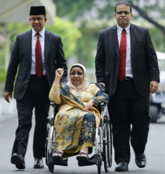 Gubernur DKI Jakarta Anies Baswedan unggah foto bersama ibunya (foto/int)