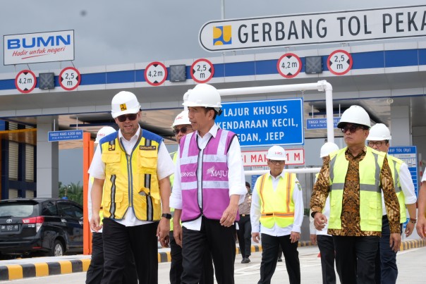 Presiden RI Joko Widodo meninjau langsung progres pembangunan jalan Tol Pekanbaru-Dumai