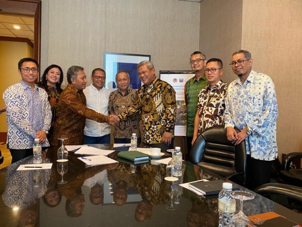 Vice President Corporate Affairs PT CPI Wahyu Budiarto (keenam dari kiri) dan Manager Program PGI Wishnu Sukmantoro berjabat tangan usai penandatanganan Nota Kesepahaman yang disaksikan oleh Dirjen KSDAE Wiratno (kelima dari kiri) dan Kepala BBKSDA Riau Suharyono (keempat dari kiri) di Jakarta pada 
