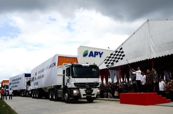 Jokowi lepas 3 kontainer APR