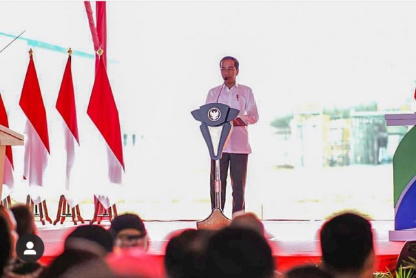 Jokowi saat memberikan sambutan di Pabrik PT APR