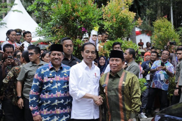 Bupati Siak Alfedri bersama Menteri Lingkungan Hidup dan Kehutanan Siti Nurbaya Bakar menyambut kedatangan Presiden RI Joko Widodo (foto/Lin)