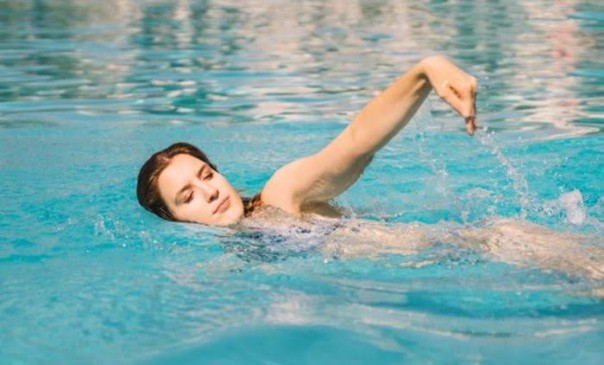 Ilustrasi wanita berenang (int)
