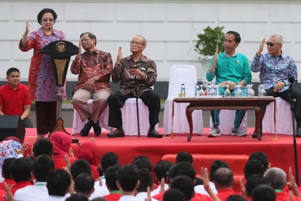 Megawati peragakan salam Pancasila