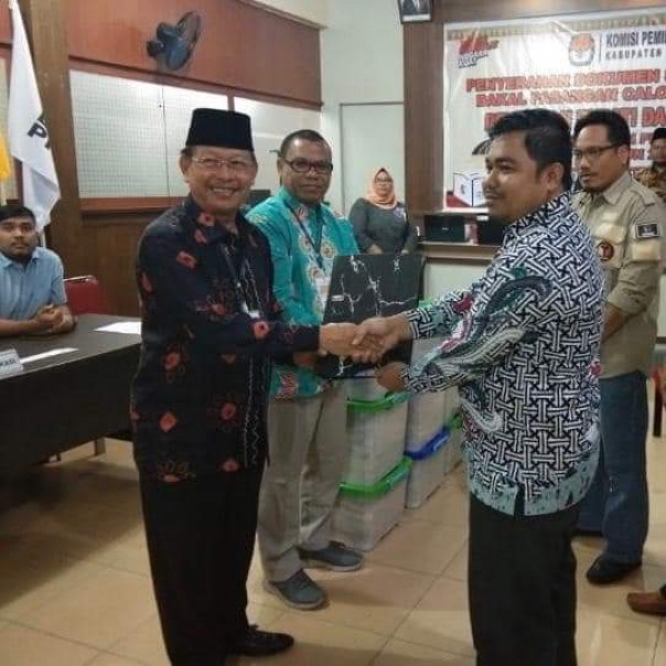 Berkas dukungan calon perseorangan Zaini Ismail dan Tengku Kespandiar ditolak KPU (foto/Ardi)