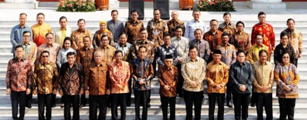 Presiden Jokowi dan Wapres Ma'ruf Amin bersama jajaran Kabinet Indonesia Maju. Foto: int  