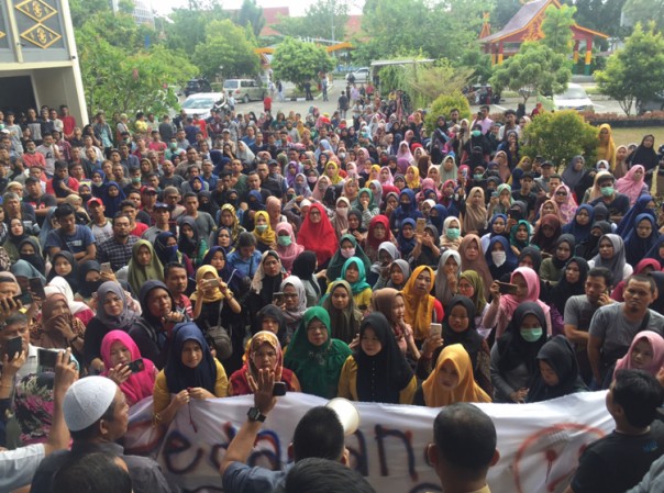 Ratusan pedagang saat melakukan aksi di depan kantor DPRD Pekanbaru (put)