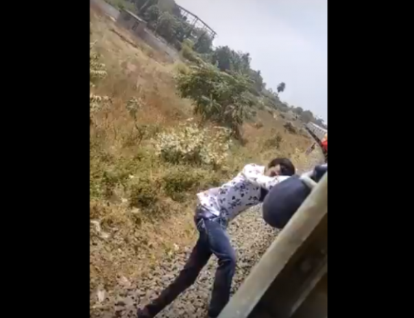 Rekaman pria yang beraksi untk TikTok sebelum terjatuh dari kereta api yang tengah melaju. Foto: int 