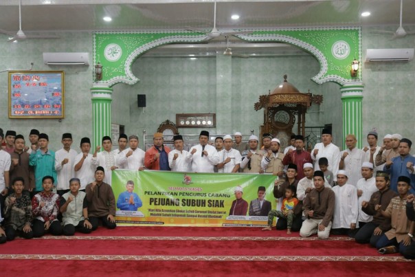 Bupati Siak Alfedri mengukuhkan Pejuang Subuh Kecamatan Tualang (foto/lin)