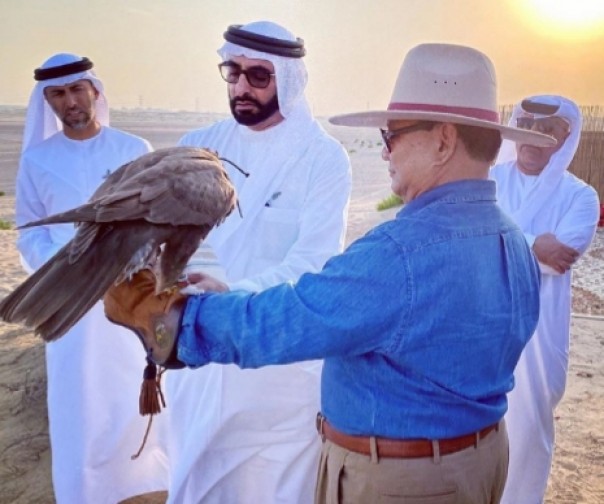 Prabowo Subianto dihinggapi elang di lengannya saat di Abu Dhabi, Uni Emirat Arab (foto/int)