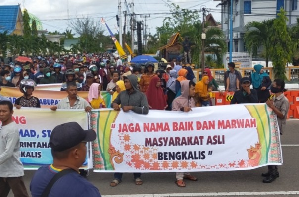 Ratusan massa mengatasnamakan dari Solidaritas Aksi Damai (Sadam) masyarakat Kabupaten Bengkalis demonstrasi (foto/Hari)