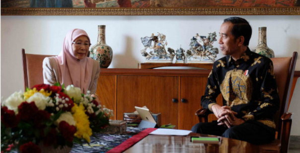 Presiden Joko Widodo (kanan) menerima kunjungan kehormatan Deputi Perdana Menteri Malaysia Dato Seri Wan Azizah Wan Ismail di Istana Bogor, beberapa waktu lalu. Saat ini Wan Azizah hampir bisa dipastikan bakal menjadi PM perempuan pertama di Malaysia. Foto: int 