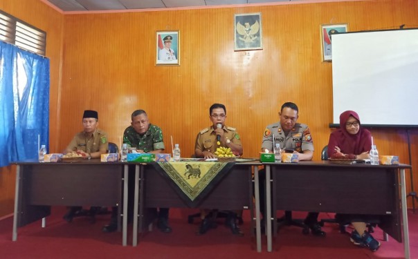 Camat Batang Tuaka, Marpoyanto, SKom, MSi dalam sambutannya saat membuka Rapat Koordinasi (Rakor) Kecamatan (foto/Rgo)