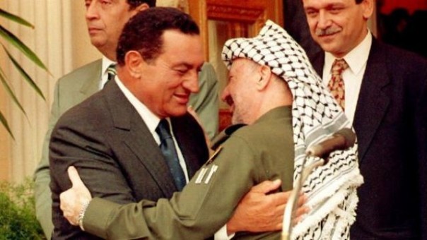 Kenangan saat Hosni Mubarak bertemu dengan pemimpin PLO Yasser Arafat. Foto: int 