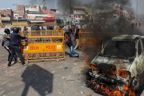 Massa pendukung dan penentang CAA bentrok di New Delhi, India. Foto/REUTERS