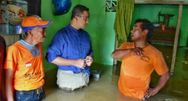 Anies saat mendatangi rumah warga Jakarta yang terendam banjir, belum lama ini. Foto: int 