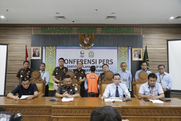 DJP Riau serahkan tersangka tindak pidana perpajakan ke Kejaksaan Negeri Pekanbaru (Foto: Istimewa)