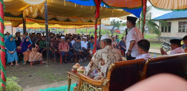 Pasca dilantik sebagai anggota DPRD Provinsi Riau, H Dani M Nursalam kembali menyapa dan menyerap aspirasi masyarakat Desa Gemilang Jaya (foto/Rgo)