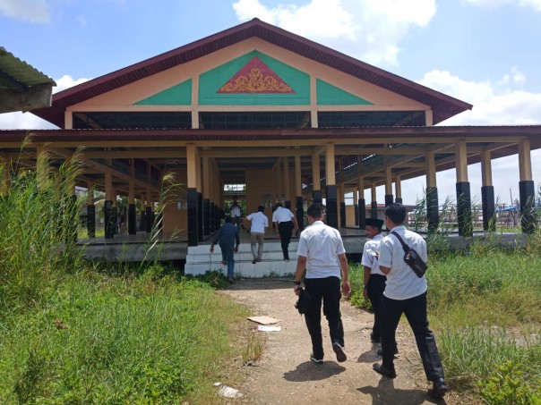 Komisi II DPRD Kabupaten Inhil melakukan Sidak ke Sungai Piring Ibu Kota Kecamatan Batang Tuaka (foto/Rgo)
