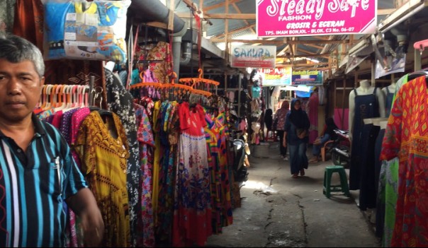 Pedagang masih berjualan di TPS pasar Sukaramai (put)