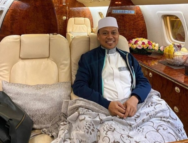 Ustadz Das'ad Latif naik pesawat pribadi (foto/int)