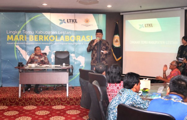 Bupati Siak Alfedri, selaku Sekretaris Jenderal LTKL mengikuti rapat umum anggota dan jejaring mitra Lingkar Temu Kabupaten Lestari (foto/Lin)