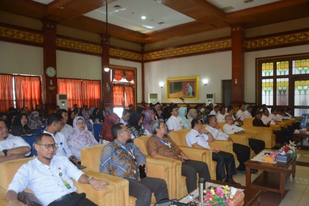 Penjabat Sekretaris Daerah Kabupaten Siak H Jamaludin membuka kegiatan  Bimbingan Teknis Monitoring dan Evaluasi Pengembangan Smart City Kabupaten Siak (foto/lin)