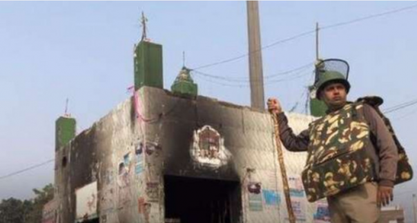 Polisi India berjaga-jaga dekat masjid yang rusak akibat diserbu segerombolan massa. Foto: int 