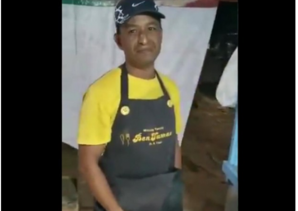 Penjual nasi goreng di Wonosobo, Jawa Tengah, yang disebut-sebut sebagai sepupu Anies Baswedan, padahal tidak ada hubungan darah sama sekali. Foto: int  