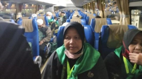Jamaah umrah asal Palembang dalam bus yang membawa mereka menuju Madinah. Para jamaah ini tetap bisa melaksanakan umrah meski Arab Saudi telah mengeluarkan larangan. Foto: int 